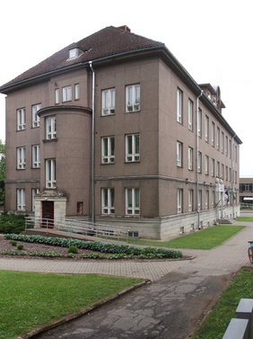 foto, Viljandi, Nõukogude väljak (Vabaduse plats), endise pangahoone taastamine administratiivhooneks, 1959, foto E. Veliste rephoto