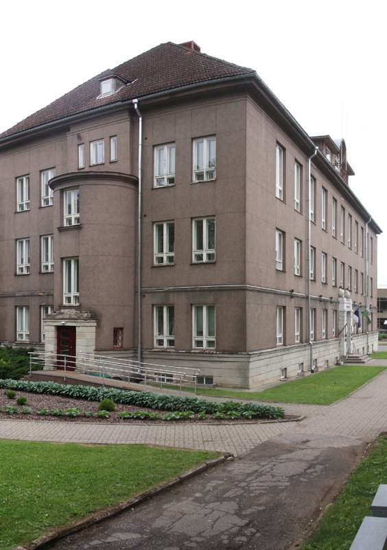 foto, Viljandi, Nõukogude väljak (Vabaduse plats), endise pangahoone taastamine administratiivhooneks, 1959, foto E. Veliste rephoto
