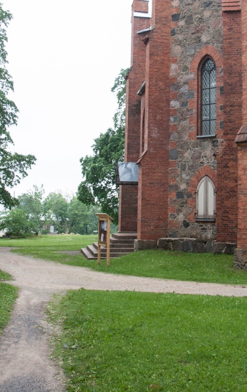 foto albumis, Viljandi, Pauluse kirik, kagunurga lähivaade idast, u 1915, foto J. Riet rephoto