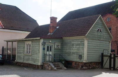 foto, Viljandi muuseum, õu, käsitöömaja taastamine, oktoober 1993, foto L. Kadalipp rephoto