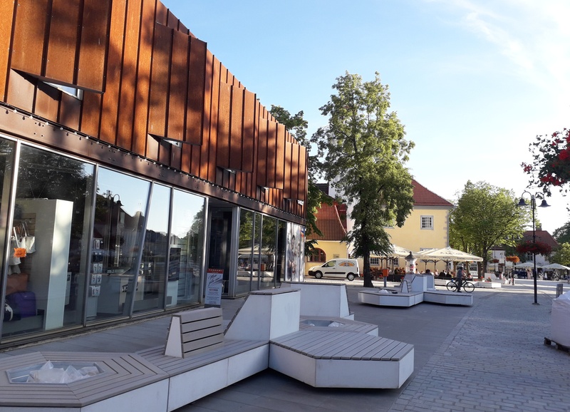 Vaade Kuressaare Lossi tänavalt Raekojale rephoto