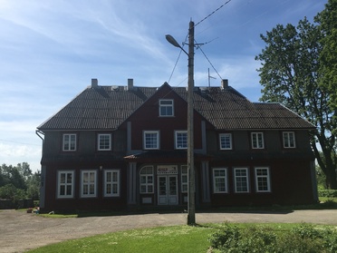 During the Music Week in Vändra, folk music ensemble and folk dancers will take place on the front of the former railway station building. rephoto