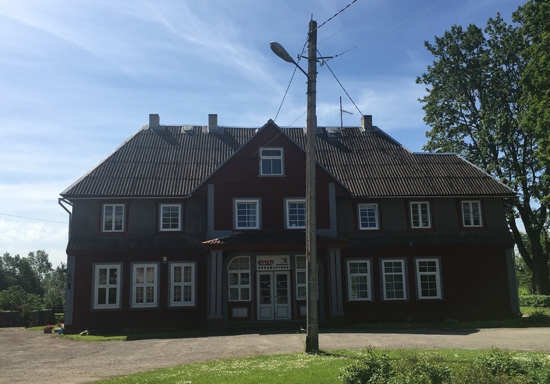 During the Music Week in Vändra, folk music ensemble and folk dancers will take place on the front of the former railway station building. rephoto