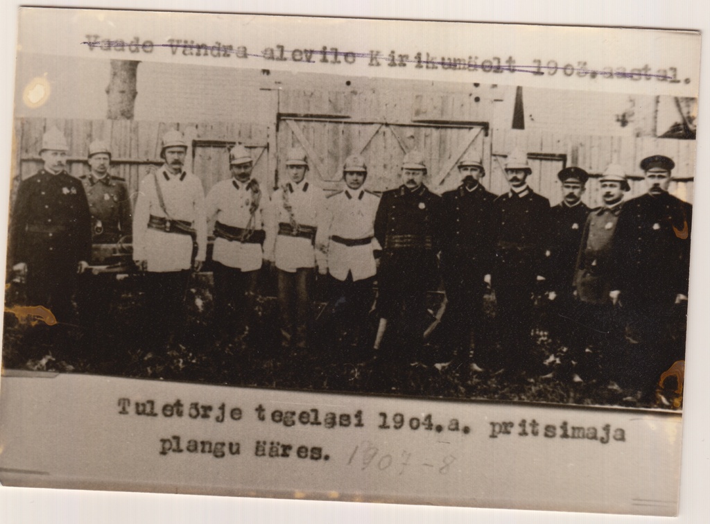 Vändra 1904 firefighters at the sprinkler house.