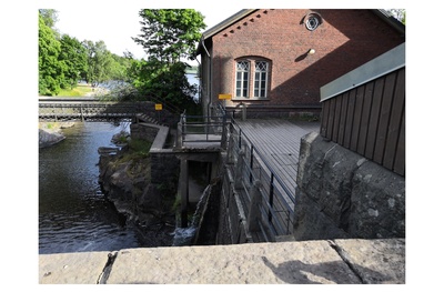 Ihmisiä Vanhankaupunginkoskella jäidenlähdön aikaan. Yksi mies maalaamassa. rephoto