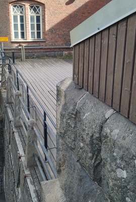 Mies maalaamassa Vanhankaupunginkoskella jäidenlähdön aikaan. Muita henkilöitä katsomassa maalausta ja koskea. rephoto