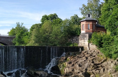 Vanhankaupunginkoski jäidenlähdön aikaan. Taustalla maantiesilta, oikealla vesilaitoksen rakennuksia. rephoto