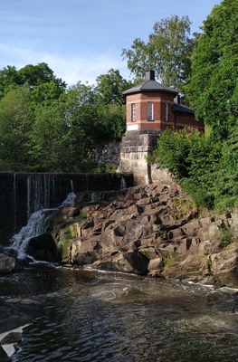 Vanhankaupunginkoski jäidenlähdön aikaan. Vesilaitoksen rakennuksia. rephoto