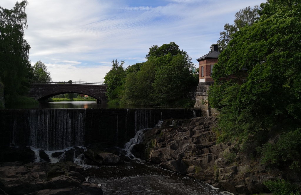 Vanhankaupunginkoski jäidenlähdön aikaan. Taustalla maantiesilta, oikealla vesilaitoksen rakennuksia. rephoto