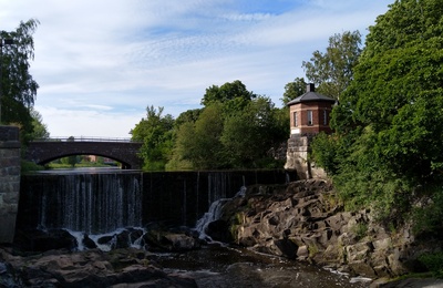 Vanhankaupunginkoski jäidenlähdön aikaan. Taustalla maantiesilta, oikealla vesilaitoksen rakennuksia. rephoto