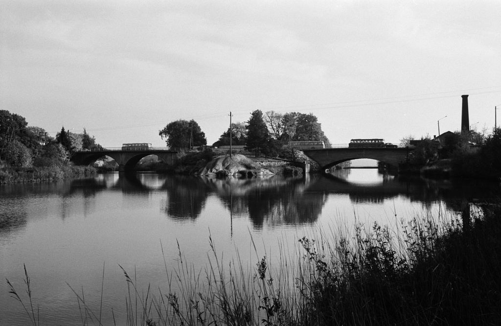 Vantaanjoki. Vanhakaupunki, Viikki Viikinranta. Linja-autoja Viikintiellä. Keskellä Kuninkaankartanonsaari. Oikealla Vanhankaupungin vesivoimalaitos.