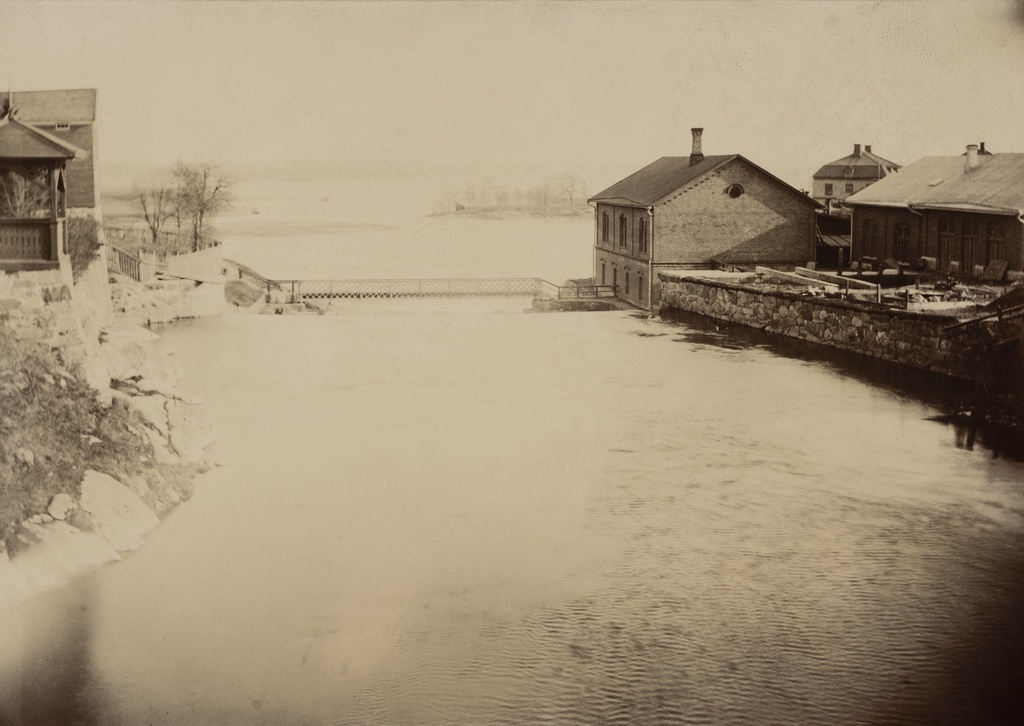 Vantaanjoki, Vanhankaupunginkoski, oikealla vesilaitoksen rakennuksia nähtynä joen ylittävältä sillalta.