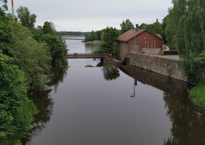 Vantaanjoki, Vanhankaupunginkoski, oikealla vesilaitoksen rakennuksia nähtynä joen ylittävältä sillalta. rephoto