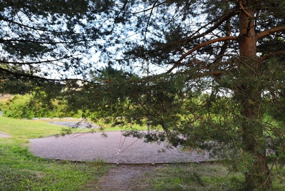 Asukaspuisto Kipinäpuistossa Kivikossa. Taustalla Jyrkännekuja 4:n kerrostalo rephoto