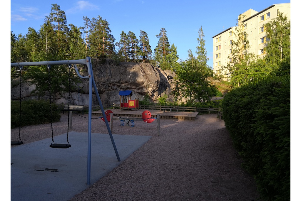 Asukaspuisto Kipinäpuistossa Kivikossa, taustalla Jyrkännekuja 4:n kerrostalo rephoto