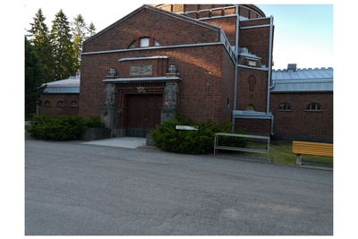 Pohjoinen hautausmaa (=Malmin hautausmaa), Paavo Skarinin hautajaiset, hautasaatto, taustalla Ison kappelin sisäänkäynti. rephoto