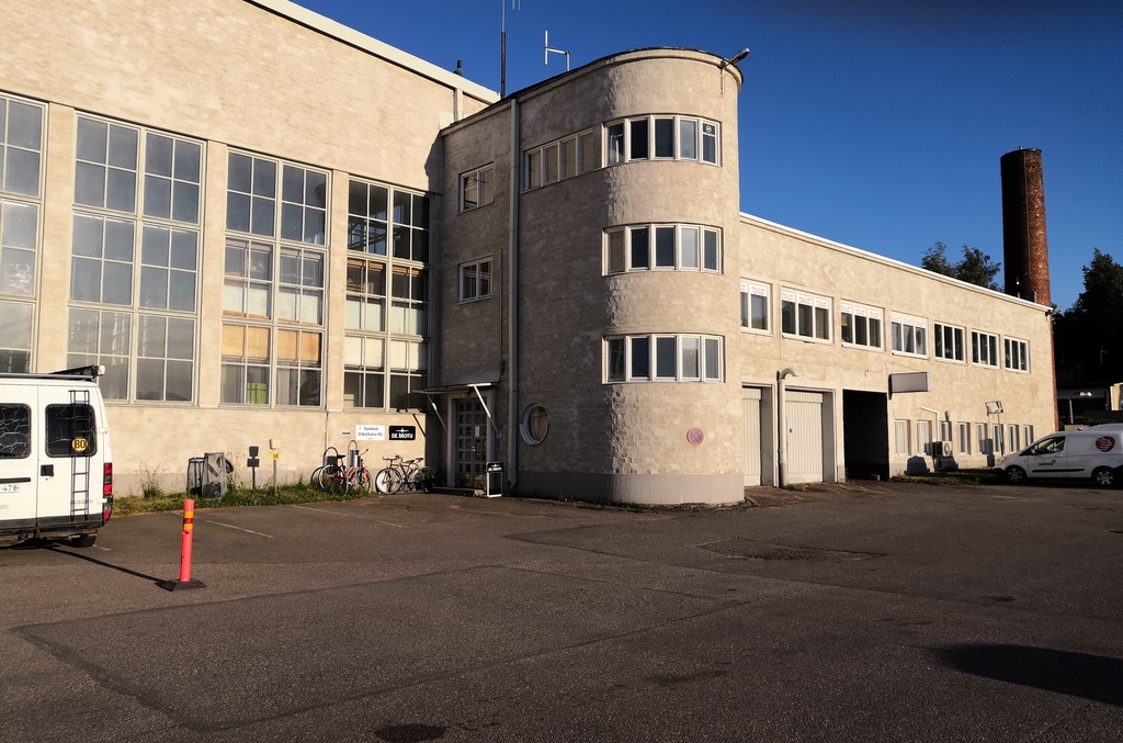 Helsinki-Malmin lentoasema. Vuonna 1937 valmistunut hangaari, eli lentokonehalli. Kuvassa Antero Pernajan 1940-luvulla suunnittelema laajennus. rephoto