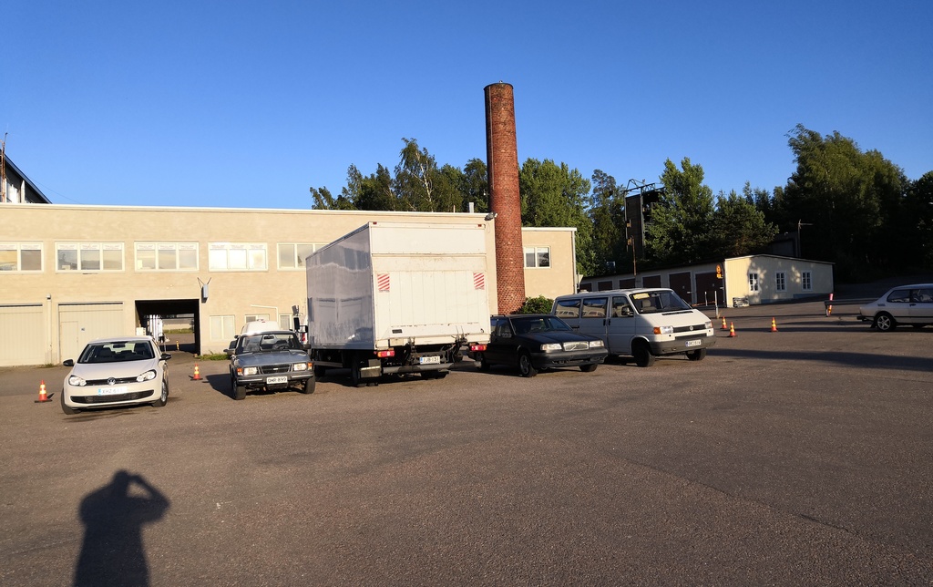 Helsinki-Malmin lentoasema. Kuvassa arkkitehti Antero Pernajan 1940-luvulla suunnittelema toimistosiipi. Lämpökeskuksen piippua on lyhennetty 1970-luvulla. Oikella Pernajan suunnittelema autovaja. rephoto