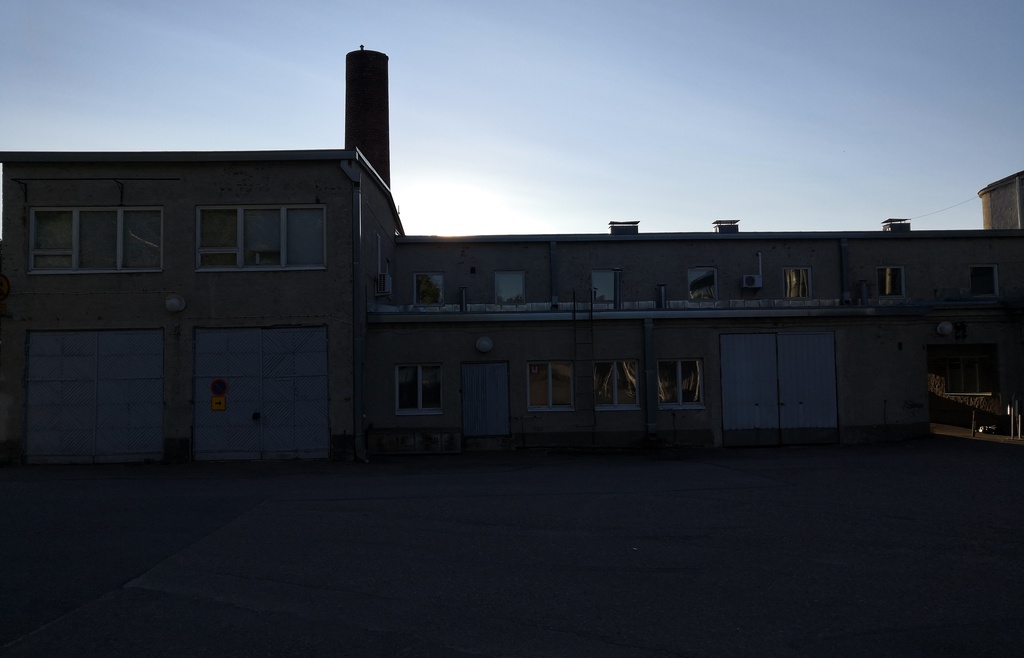 Helsinki-Malmin lentoasema. Vuonna 1937 valmistunut hangaari, eli lentokonehalli. Kuvassa Antero Pernajan 1940-luvulla suunnittelemaa toimistosiipi. Lämpökeskuksen piippua on lyhennetty 1970-luvulla. rephoto
