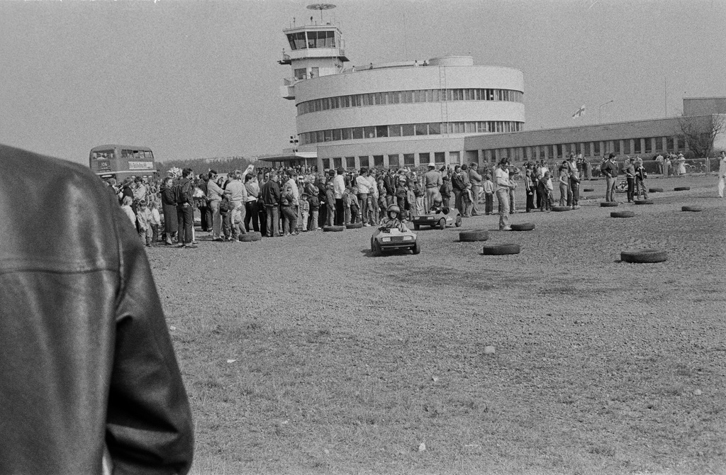 Mikroautojen kisa Malmin lentokentällä. Väkijoukon takana näkyy Malmin kentän lentoasema.