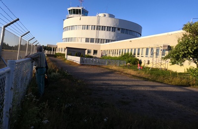 Mikroautojen kisa Malmin lentokentällä. Väkijoukon takana näkyy Malmin kentän lentoasema. rephoto