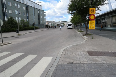 Näkymä Valkopaadentielle. Vuosaaren vilkkaimpia bussipysäkkejä. rephoto