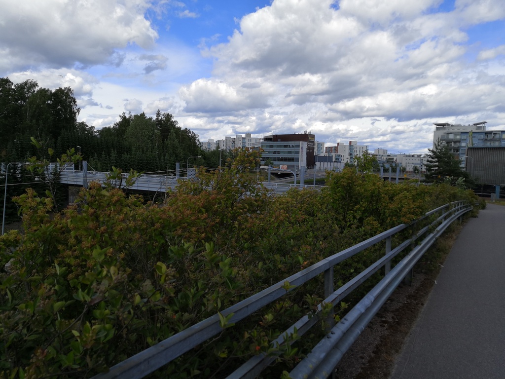 Vuosaari vuonna 2002. Kallvikintien, Kaivonkatsojantien ja Vuotien risteys. rephoto