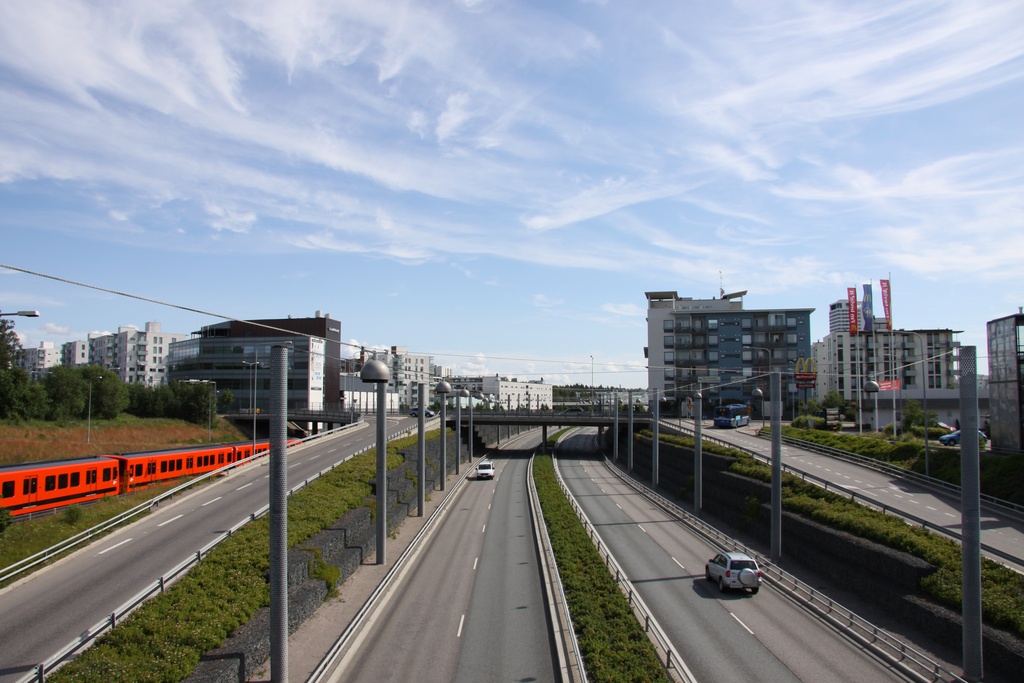 Valotunneli päiväsaikaan Vuotiellä Vuosaaressa. Näkymä Vuotien ylittävältä sillalta itään päin.