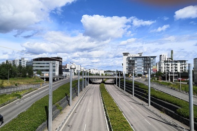 Valotunneli päiväsaikaan Vuotiellä Vuosaaressa. Näkymä Vuotien ylittävältä sillalta itään päin. rephoto