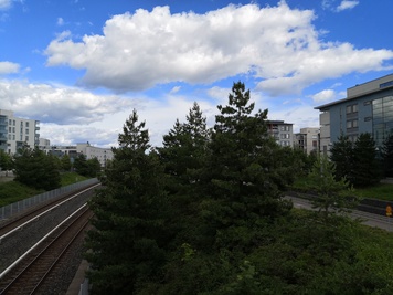 Valotunneli päiväsaikaan Vuotiellä Vuosaaressa. Näkymä Kaivonkatsojantieltä itään päin Ulappasillalle. rephoto