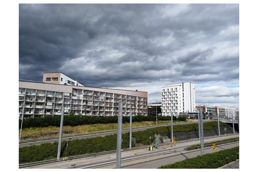 Metroradan varrella vuosaaressa. Takana näkyy Rastilan metroasema. rephoto