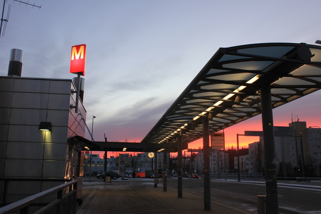 Rastilan metroasema talvella auringonlaskun aikaan.