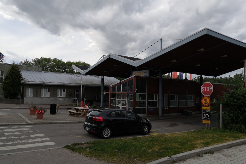 Kesäinen Rastilan leirintäalue. Etualalla vastaanottorakennus. Vasemmalla kaksi motoristia. rephoto