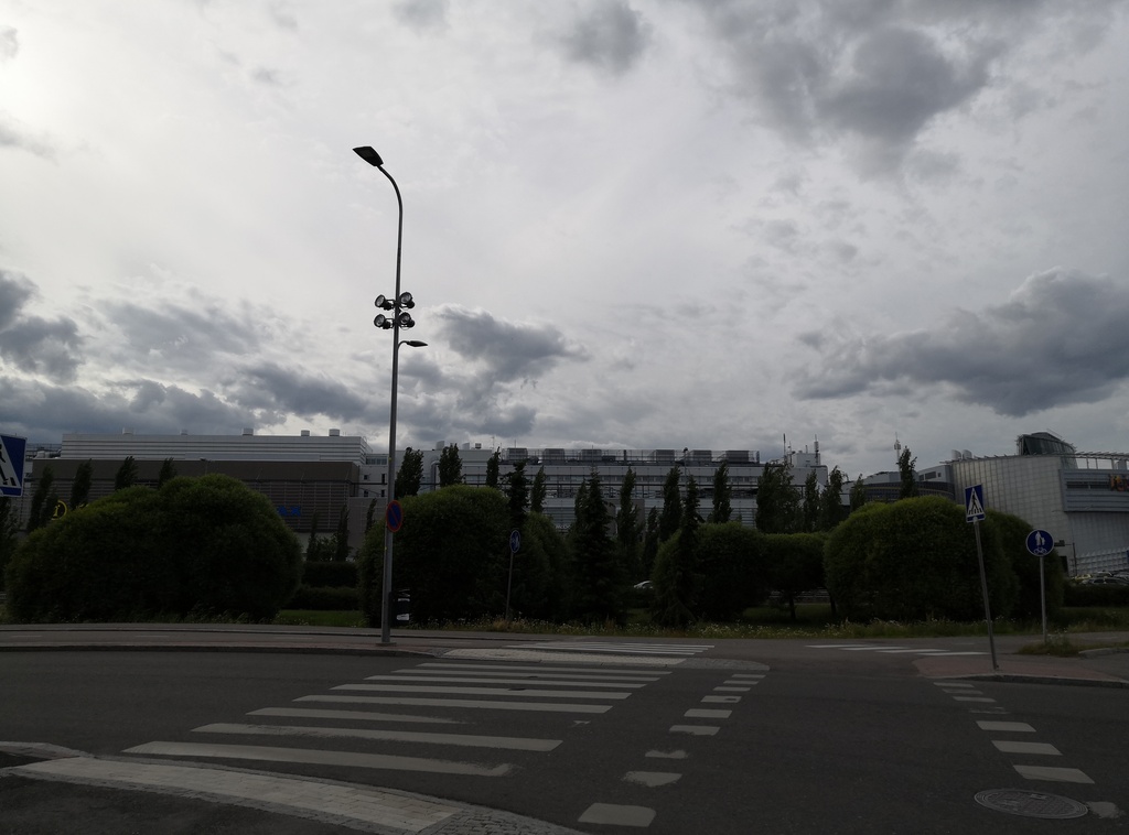 Itäkeskuksen kauppakeskus Citymarketin parkkipaikalta katsottuna. rephoto