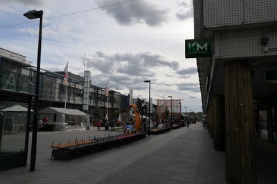 Tallinnanaukio, Itäkeskus. Vasemmalla Itiksen kauppakeskus, Tallinnanaukio 3 ja metron sisäänkäynti. Oikealla Tallinnanaukio 6. rephoto