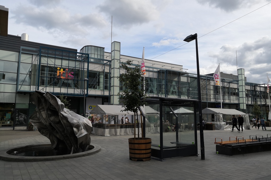 Tallinnanaukio, Itäkeskus. Taustalla Itiksen kauppakeskus, Tallinnanaukio 3. Edustalla Kimmo Schroderuksen veistos "Kuru", 2006. rephoto