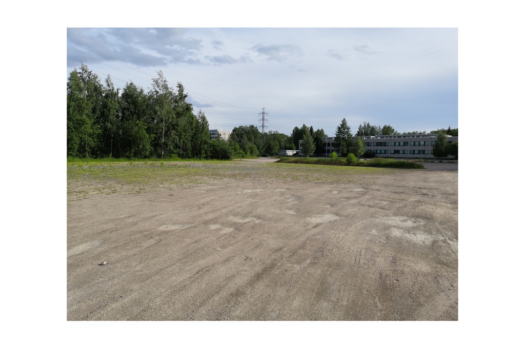 Puotinharju. Näkymä Olavinlinnanpolulta päin etelän suuntaan. Oikealla lapsia kentällä Puotinharjun yhteiskoulun edustalla, vasemmalla Kajaaninlinnantien kerrostaloja. rephoto