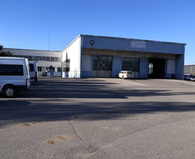 Vartiokylän varikon linja-autojen huoltohallit. rephoto