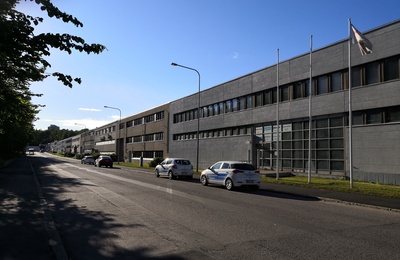 Roihupellon teollisuusalue, oikealla Laippatie 3, 5, 7, 9, 11, 13, 15, 17, 19, 21. Roihupellon teollisuusalue kaavoitettiin 1960-luvulla ja kaavassa edellytettiin yhtenäistä rakennustapaa rakennustarkastajan tarkempien ohjeiden mukaan rephoto