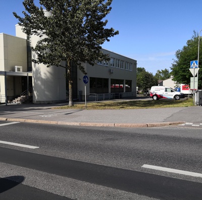 Malmin Radio ja Talouskoneen liike, Kirkonkyläntie 35, Malmi. Liikkeen omistaja Matti Salminen asui oikealla kaupan takana pilkistävässä omakotitalossa. rephoto