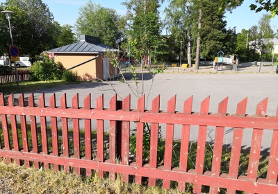 Kirkonkyläntie 33, Malmi. Talossa toimi Malmin kansalaiskoulun (aiemmin Malmin jatkokoulu) ruokala. Varsinainen koulurakennus sijaitsi osoitteessa Kirkonkyläntie 25. rephoto