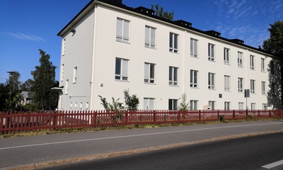 V. 1937 valmistunut Malmin pohjoinen kansakoulu ja jatkokoulu kuvattuna Kirkonkyläntien puolelta. Arkkitehti Jalmari Peltonen. rephoto