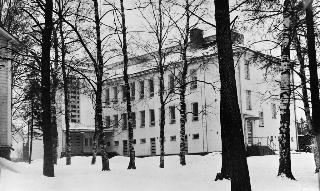 V. 1937 valmistunut Malmin pohjoinen kansakoulu ja jatkokoulu kuvattuna talvella. Arkkitehti Jalmari Peltonen.