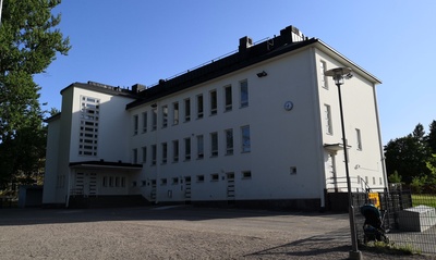 V. 1937 valmistunut Malmin pohjoinen kansakoulu ja jatkokoulu kuvattuna talvella. Arkkitehti Jalmari Peltonen. rephoto