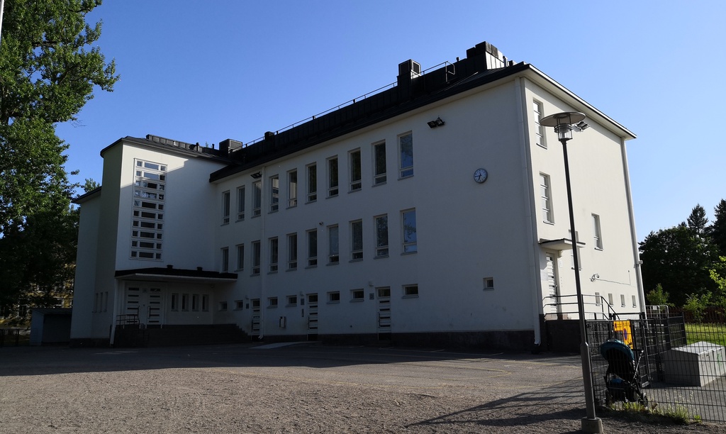 V. 1937 valmistunut Malmin pohjoinen kansakoulu ja jatkokoulu kuvattuna talvella. Arkkitehti Jalmari Peltonen. rephoto