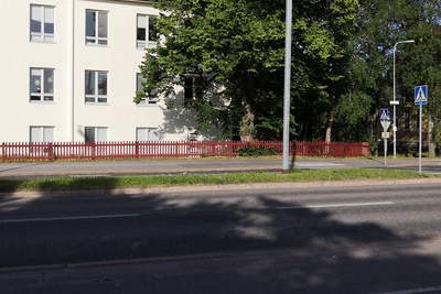 Malmi, Ylä-Malmi Kirkonkyläntie. Lastenvaunuja työntävä nainen ja kaksi pientä lasta kävelemässä Kirkonkyläntiellä Malmin kansakoulun kohdalla. rephoto