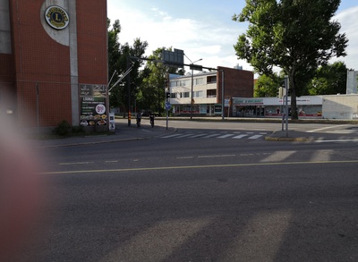 Ylä-Malmi. Markkinatie1 - Kirkonkyläntie 10. Taustalla Helsingin osakepankki, kirjakauppa ja Osuuspankki Kirkonkyläntie 11:ssä ja 13:ssa. Markkinatielle pysäköity valkoinen taksi on Peugeot 305. rephoto