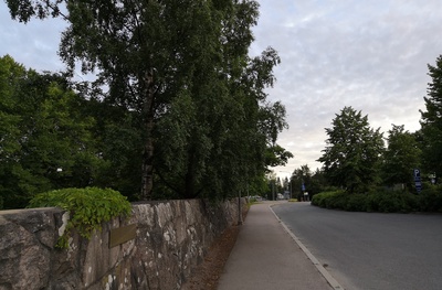 Hautasaatto saapumassa Pohjoiselle hautausmaalle (=Malmin hautausmaa). Etummainen auto Buick vm. 1937, sen takana Ford vm. 1937. rephoto