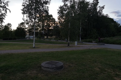 Viikintie. Viikintietä länteen. Taustalla tienviitat vasemmalle Keskustaan, oikealle Lahteen ja Malmille. Vasemmalla Viikin Unionin huoltoasema. Puiden katveessa puurakenteinen kartanorakennus, nykyinen Viikinkaari 8. rephoto