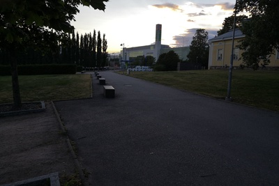 Viikintie. Näkymä Viikin suoran länsipäästä Latokartanon kohdalta luoteeseen. Tienviitat vasemmalle Keskustaan, oikealle Lahteen ja Malmille. Taustalla Viikin Unionin huoltoasema. Oikealla puurakenteisen kartanorakennuksen nurkka, nykyinen Viikinkaari 8. rephoto
